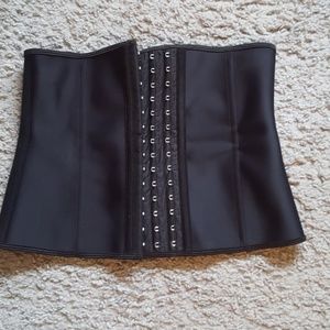 Waist trainer by Yianna